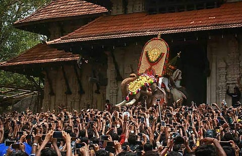 പൂര ലഹരിയില്‍ തൃശൂര്‍ ; തെക്കേഗോപുര വാതില്‍ തുറന്ന് തെച്ചിക്കോട്ടുകാവ് രാമചന്ദ്രന്‍ പൂരവിളംബരം നടത്തും