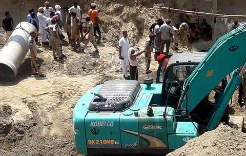 രണ്ടുവയസ്സുകാരന്‍ 150 അടി താഴ്ചയുളള കുഴല്‍ക്കിണറില്‍, ഭക്ഷണവും വെളളവുമില്ലാതെ 92 മണിക്കൂര്‍; രക്ഷാപ്രവര്‍ത്തനത്തിലെ മെല്ലെപ്പോക്കില്‍ വിമര്‍ശനം, പ്രാര്‍ത്ഥന 