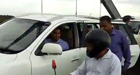 ദൈവത്തിന് സമര്‍പ്പിച്ച പൂക്കള്‍ പുഴയിലേക്ക്, അരുതെന്ന് മുഖ്യമന്ത്രി; സ്‌കൂട്ടര്‍ യാത്രക്കാരന് ഉപദേശം ( വീഡിയോ)