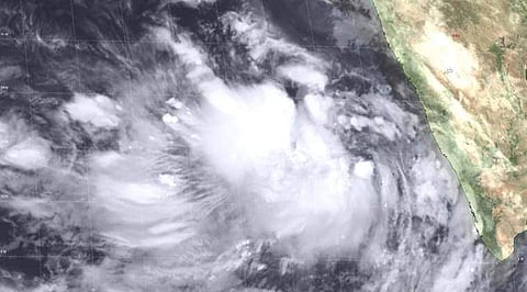 അറബിക്കടലിലെ ഇരട്ടച്ചുഴലിക്കു പിന്നാലെ ബംഗാൾ ഉൾക്കടലിൽ പുതിയ ന്യൂനമർദം ; ‘മഹ’യും മടങ്ങി വരുന്നു