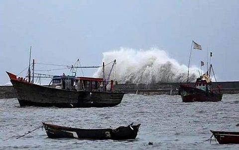 ശക്തിയാര്‍ജിച്ച് വായു ചുഴലിക്കാറ്റ് ഗുജറാത്ത് തീരത്തേക്ക്; മൂന്ന് ലക്ഷം പേരെ മാറ്റിപ്പാര്‍പ്പിച്ചു
