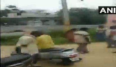 കടം വാങ്ങിയിട്ട് തിരിച്ചുകൊടുത്തില്ല; സ്ത്രീയെ പോസ്റ്റില്‍ കെട്ടിയിട്ടു, കാഴ്ചക്കാരായി നാട്ടുകാര്‍ ( വീഡിയോ) 