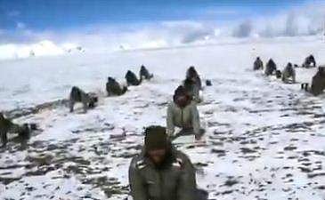 മരംകോച്ചുന്ന തണുപ്പില്‍ 18,000 അടി മുകളില്‍; മഞ്ഞുമരുഭൂമിയില്‍ യോഗ പ്രകടനവുമായി സൈനികര്‍ (വീഡിയോ)