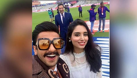 ഓള്‍ഡ് ട്രഫോര്‍ഡില്‍ ഇത് ആരാണെന്ന് നോക്കൂ...ആവേശം കൂട്ടി 83ലെ കപില്‍ദേവ്‌