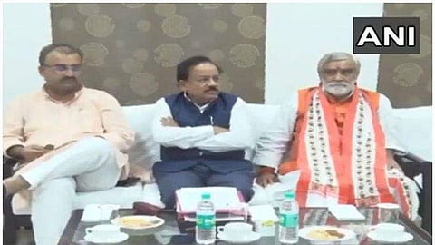 യോഗം ചേര്‍ന്നത് മസ്തിഷ്‌കജ്വരം നിയന്ത്രിക്കാനുള്ള ചര്‍ച്ചയ്ക്ക്: ആരോഗ്യ മന്ത്രി തിരക്കിയത് ക്രിക്കറ്റ് സ്‌കോര്‍; വീഡിയോ പുറത്ത്, വിവാദം