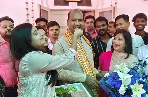 എന്‍ഡിഎ സ്പീക്കര്‍ സ്ഥാനാര്‍ത്ഥി ഓം ബിര്‍ള കുടുംബാംഗങ്ങള്‍ക്കൊപ്പം ആഹ്ലാദം പങ്കിടുന്നു/ചിത്രം: പിടിഐ