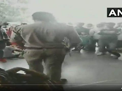 ടിക്കെറ്റുടുക്കാന്‍ ക്യൂവില്‍ നില്‍ക്കാന്‍ ആവശ്യപ്പെട്ടു: പൊലീസുകാരനെ കടന്നാക്രമിച്ച് യുവാക്കള്‍, വീഡിയോ