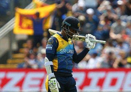 ക്രീസില്‍ കുലുങ്ങാതെ നിന്ന് ദിമുത് കരുണരത്‌നെ, ആ നില്‍പ്പ് നില്‍ക്കുന്ന ലോകകപ്പ് ചരിത്രത്തിലെ രണ്ടാമത്തെ മാത്രം താരം