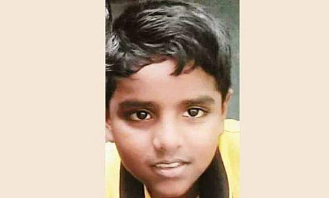 കളിക്കിടെ പ്ലാസ്റ്റിക് കയർ കഴുത്തിൽ കുരുങ്ങി 10 വയസുകാരൻ മരിച്ചു