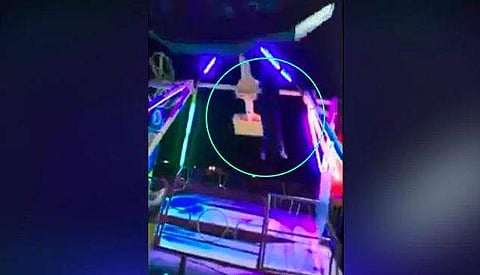 കറങ്ങിക്കൊണ്ടിരിക്കുന്ന റൈഡില്‍ നിന്ന് താഴേക്ക് വീണു, ഇടിച്ചു തെറിപ്പിച്ചു; ഞെട്ടിപ്പിക്കുന്ന വീഡിയോ; വൈറല്‍