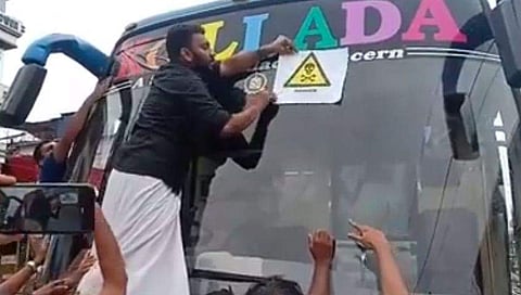 'കല്ലടയല്ല കൊല്ലട'; ബസ് തടഞ്ഞ് നിര്‍ത്തി പേരുമാറ്റി, അപായ ചിഹ്നം സ്ഥാപിച്ചു, യൂത്ത് കോണ്‍ഗ്രസ് പ്രതിഷേധം (വീഡിയോ)