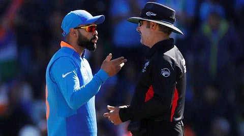 അത് ഔട്ടല്ലെന്ന് റിപ്ലേകളില്‍ വ്യക്തം, എന്നിട്ടും അമ്പയര്‍ക്ക് മുന്‍പില്‍ കൈകൂപ്പി കോഹ് ലി; ആരാധകര്‍ വെറുതെ വിടില്ലല്ലോ