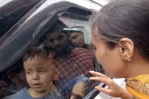 കാറിനുളളില്‍ കുഞ്ഞ്, പുറത്ത് വാവിട്ടു കരഞ്ഞ് അമ്മ; വീഡിയോ 