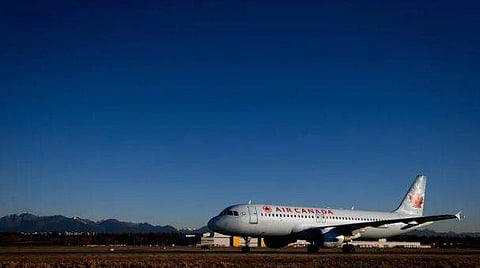 വിമാനത്തിലിരുന്ന് നല്ല ഉറക്കം, ലാന്‍ഡ് ചെയ്തതും അറിഞ്ഞില്ല; ഉണര്‍ത്താതെ ജീവനക്കാരും സ്ഥലം വിട്ടതോടെ പെട്ടു