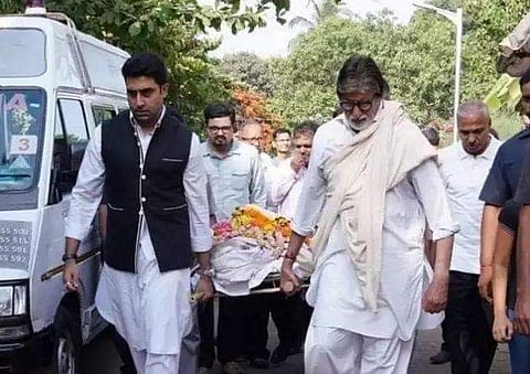 വീട്ടുജോലിക്കാരന്റെ ശവമഞ്ചം ചുമന്ന് ബിഗ് ബിയും അഭിഷേകും; ചിത്രം ഏറ്റെടുത്ത് ആരാധകര്‍; വൈറല്‍