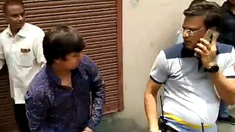 നാട്ടുകാരുടെ മുന്നിലിട്ട് ഉദ്യോഗസ്ഥനെ ക്രിക്കറ്റ് ബാറ്റുകൊണ്ട് തല്ലിച്ചതച്ച് എംഎല്‍എ; ബിജെപി നേതാവ് വിജയ് വാര്‍ഗിയയുടെ മകന്‍ വിവാദത്തില്‍