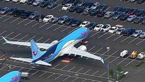 പാര്‍ക്ക് ചെയ്യാന്‍ ഇടമില്ല, ബോയിങ് വിമാനങ്ങള്‍ കാര്‍ പാര്‍ക്കിങ്ങില്‍
