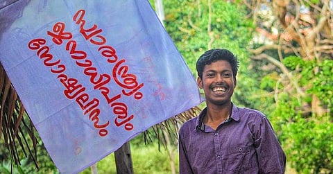 അഭിമന്യു വധക്കേസ് പ്രതി എല്‍എല്‍ബി കോഴ്‌സിന്; കോളജ് ഗേറ്റ് പൂട്ടി തടഞ്ഞ് എസ്എഫ്‌ഐ
