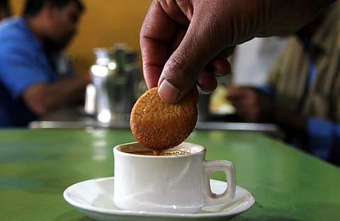 യോഗങ്ങളില്‍ ബിസ്‌ക്കറ്റ്  വേണ്ട, പകരം പുഴുങ്ങിയ കടലയും ബദാമും ഈന്തപ്പഴവും; ഉത്തരവ്