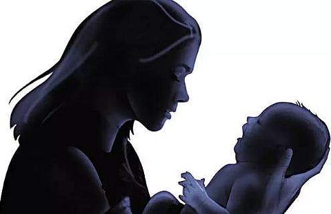 ഭര്‍ത്താവ് മറ്റൊരു യുവതിയുമായി ചാറ്റു ചെയ്യുന്നതിനെച്ചൊല്ലി തര്‍ക്കം; യുവതിയും കുഞ്ഞും വീടുവിട്ടു