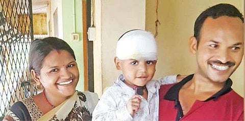 ഫ്ലാറ്റിന്റെ മൂന്നാംനിലയില്‍ നിന്നും പിടിവിട്ട് താഴേക്ക് ; രണ്ടര വയസ്സുകാരന്‍ അത്ഭുതകരമായി രക്ഷപ്പെട്ടു