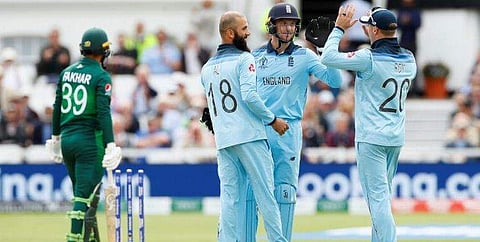 ആത്മവിശ്വാസത്തോടെ ബാറ്റ് ചെയ്ത് പാകിസ്ഥാന്‍, അവിടെ കല്ലുകടിയായി മൊയിന്‍ അലി, വോക്‌സിന്റെ തകര്‍പ്പന്‍ ക്യാച്ചും!