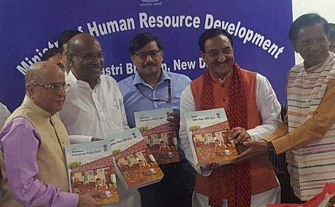 ഹിന്ദി പഠന വിവാദം ; പിന്നോട്ടടിച്ച് കേന്ദ്ര സര്‍ക്കാര്‍, കരട് നയത്തില്‍ ഭേദഗതി 