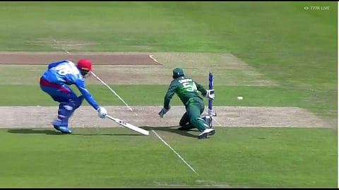 ധോണിയെ അനുകരിച്ച് പാകിസ്ഥാൻ നായകൻ; പക്ഷേ, സർഫ്രാസിന്റെ ശ്രമം ദയനീയമായി പരാജയപ്പെട്ടതായി ആരാധകർ; പരിഹാസം (വീഡിയോ)