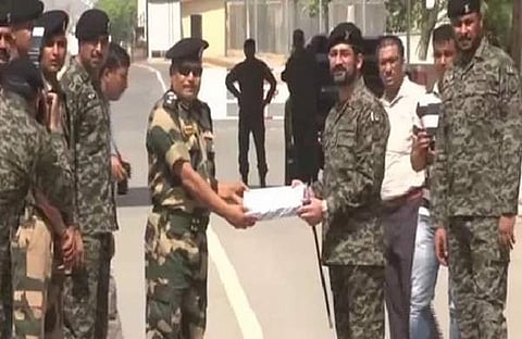 ഈദ് ദിനത്തില്‍ അതിര്‍ത്തിയില്‍ മധുരം കൈമാറി ഇന്ത്യ-പാകിസ്ഥാന്‍ സൈനികര്‍