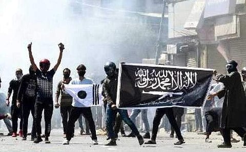 ഈദ് ആഘോഷങ്ങള്‍ക്കിടയില്‍ കശ്മീരില്‍ ഐഎസ്- പാക് പതാകകളുമായി പ്രകടനം ; കല്ലേറ്