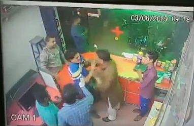 എഴുന്നേറ്റുനിന്ന് ബഹുമാനിക്കാന്‍ ഭീഷണിപ്പെടുത്തി, വഴങ്ങിയില്ല; വ്യാപാരിയെ പൊതിരെ തല്ലി ബിജെപി ദേശീയ വൈസ് പ്രസിഡന്റിന്റെ സഹോദരന്‍, ദൃശ്യങ്ങള്‍ വൈറല്‍