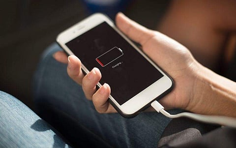 ചാര്‍ജ് ചെയ്യുന്നതിനിടെ മൊബൈല്‍ ബാറ്ററി പൊട്ടിത്തെറിച്ചു; പന്ത്രണ്ടുവയസ്സുകാരന് ദാരുണാന്ത്യം 