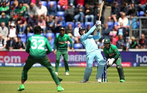 കളിയുടെ നിയന്ത്രണം ഇംഗ്ലണ്ടിന്റെ കയ്യില്‍, സെഞ്ചുറിയിലേക്ക് കുതിച്ച് ജാസന്‍ റോ, വിക്കറ്റ് വീഴ്ത്താന്‍ പാടുപെട്ട് ബംഗ്ലാദേശ്
