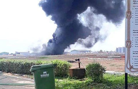 പറന്നുയരുന്നതിനിടെ  വിമാനത്തിന്റെ  ഇന്ധന ടാങ്ക് വേര്‍പെട്ടു; റണ്‍വേയില്‍ തീ പിടിത്തം, പരിഭ്രാന്തി