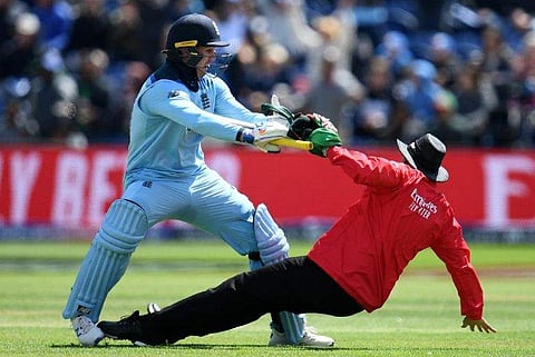 ഇത് ലോകകപ്പ് സ്‌പെഷ്യല്‍ സെഞ്ചുറി സെലിബ്രേഷന്‍; അമ്പയറെ തള്ളി താഴെയിട്ട് ജാസന്‍ റോ