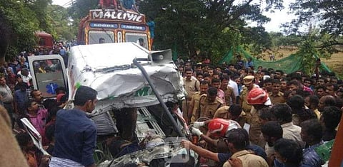 പാലക്കാട് ആംബുലന്‍സും മിനിലോറിയും കൂട്ടിയിടിച്ചു ; എട്ട്‌ മരണം