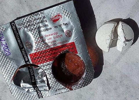 പനിക്ക് വിതരണം ചെയ്ത ഗുളികയില്‍ ഇരുമ്പ് കമ്പി; അന്വേഷണം, നടുക്കം 