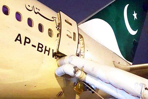 ശുചിമുറിയെന്നു കരുതി യുവതി തുറന്നതു വിമാനത്തിന്റെ എമർജൻസി വാതിൽ; പരിഭ്രാന്തി 