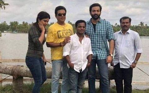 പൃഥ്വിരാജിനേക്കാള്‍ സ്റ്റൈലില്‍ കൂളിങ് ഗ്ലാസും മഞ്ഞ ടീഷര്‍ട്ടും അണിഞ്ഞ് സുന്ദരന്‍; അമ്പരന്ന് ആരാധകര്‍