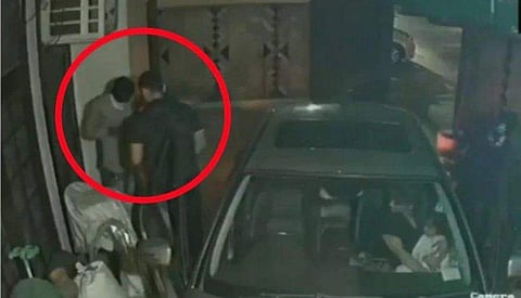 കുടുംബത്തെ തോക്കിന്‍ മുനയില്‍ നിര്‍ത്തി മുഖം മൂടി സംഘത്തിന്റെ കവര്‍ച്ച; (വീഡിയോ)