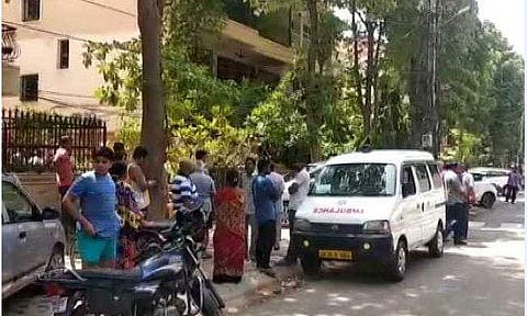 കുടുംബഭാരം താങ്ങാനാവുന്നില്ല; ഭാര്യയെയും മക്കളെയും കഴുത്തറുത്ത് കൊന്നു; എന്‍ജിനിയര്‍ ജീവനൊടുക്കി