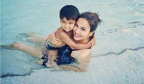 സ്വിമ്മിംഗ്പൂളില്‍ മകനൊപ്പം സൗന്ദര്യ ; രൂക്ഷ വിമര്‍ശനം ; ചിത്രം പിന്‍വലിച്ചു