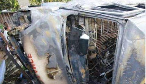 കൊല്ലത്ത് കാറുമായി കൂട്ടിയിടിച്ച് ആംബുലൻസ് കത്തി നശിച്ചു; അഞ്ച് പേർക്ക് പരിക്ക് 