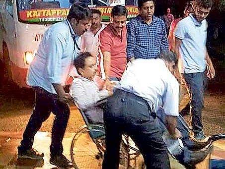 അവർ വീണ്ടും രക്ഷകരായി; രാത്രിയിൽ അപകടത്തിൽപ്പെട്ട ഡോക്‌ടറേയും കുടുംബത്തേയും ആശുപത്രിയിലെത്തിച്ച് കെഎസ്ആർടിസി ജീവനക്കാർ