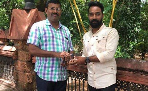 ബൈക്ക് യാത്രയ്ക്കിടെ പണമടങ്ങിയ പേഴ്സ് തെറിച്ചുപോയി; തേടിപ്പിടിച്ച് ഉടമയ്ക്ക് കൈമാറി യുവാവ്, സന്തോഷം 