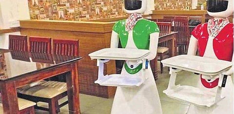 റോബോട്ടുകള്‍ ഭക്ഷണം വിളമ്പുന്ന ഹോട്ടല്‍ കേരളത്തിലും; ഞെട്ടിക്കാന്‍ ഒരുങ്ങി മണിയന്‍പിള്ള രാജുവിന്റെ പുതിയ ഹോട്ടല്‍