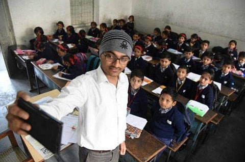 'സെൽഫിക്കുരുക്ക്', അധ്യാപകരുടെ ഹാജർ  രേഖപ്പെടുത്താന്‍ പുതിയ രീതി; സെൽഫി അറ്റൻഡൻസ് മീറ്റർ   