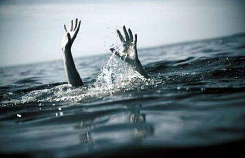 കൊച്ചിയിൽ വിദ്യാർത്ഥിനി കായലിൽ ചാടി ; തെരച്ചിൽ തുടരുന്നു