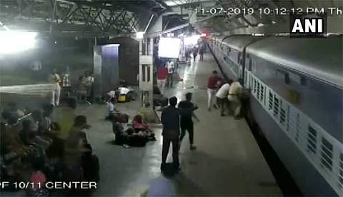 തലനാരിഴയ്ക്ക് യുവതിക്ക് ജീവന്‍ തിരിച്ചുകിട്ടി; രക്ഷയായത് ആര്‍പിഎഫ് ജവാന്റെ കൈകള്‍; വീഡിയോ