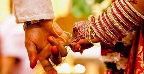 വിവാഹത്തിന് മണിക്കൂറുകള്‍ മാത്രം മുന്‍പ് വധു ഒളിച്ചോടി, സദ്യ വയോജനങ്ങള്‍ക്ക് നല്‍കി വീട്ടുകാര്‍ 